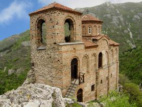 Bulharské město Asenovgrad a jeden z kostelů