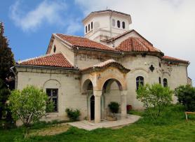 Bulharské město Asenovgrad a ortodoxní klášter