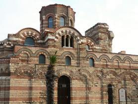 Bulharské letovisko Nesebar s kostelem