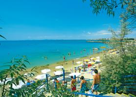 Bulharský hotel Sol Nessebar Mare a nedaleká pláž