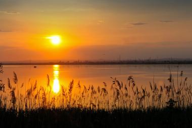 Západ Slunce nad jezerem u města Burgas