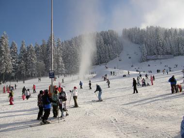Bulharské středisko Borovec s lyžaři