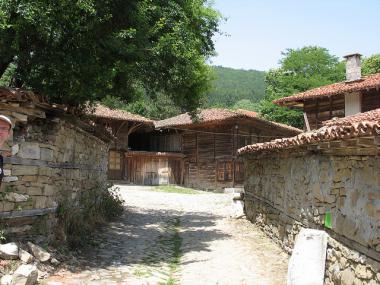 Bulharská vesnička Žeravna s domky
