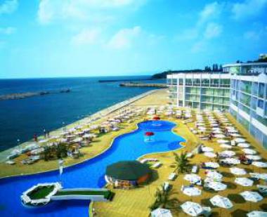 Bulharské pobřeží s hotelem Dolphin Marina