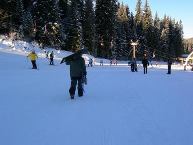 Bulharské středisko Pamporovo s lyžaři