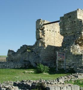 Čtvercová věž v pozůstatcích města Červen