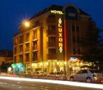 Bulharský hotel Luxor v noci
