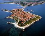 Slunečné pobřeží s městem Nesebar